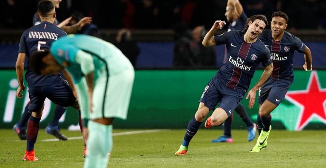 El jugador del París Saint Germain Edinson Cavani celebra después de anotar el cuarto gol de su equipo. - EFE