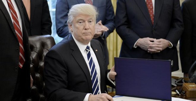 El presidente de EEUU, Donald J. Trump, firma el documento que desmantela el sistema financiero descrito en la Ley Dodd-Frank. - EFE