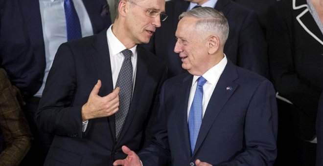 El secretario geenral de la OTAN, Jens Stoltenberg (i), conversa con el nuevo jefe del Pentágono, James Mattis (d). EFE/Stephanie Lecocq