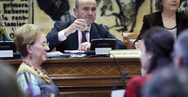 El ministro de Economía, Industria y Competitividad, Luis de Guindos, durante su intervención ante la la Comisión de Economía del Senado. | CHEMA MOYA (EFE)