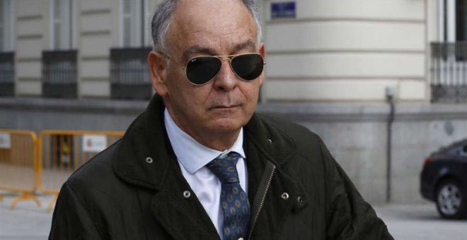 El ex número dos de la Policía Eugenio Pino, a su salida de la Audiencia Nacional, donde prestó declaración ante juez José de la Mata. | SERGIO BARRENECHEA (EFE)