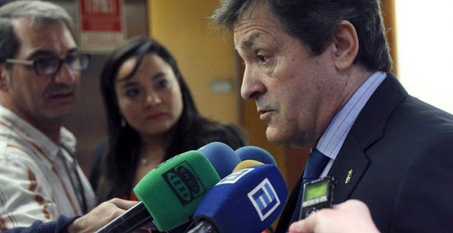 Javier Fernández, presidente de la gestora del PSOE, atiende a los medios. | LUIS CEREIJIDO (EFE)