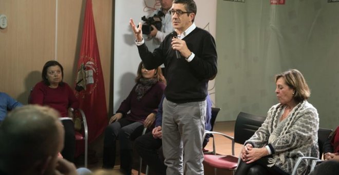 El exlehendakari y candidato a la secretaría general del PSOE, Patxi López, durante una reunión con militantes socialistas en la sede provincial del PSOE de Granada. EFE/Miguel Ángel Molina