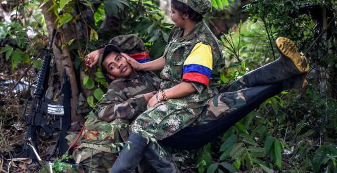 Fotografía de Luis Acosta de dos miembros de las FARC. LUIS ACOSTA (AFP)
