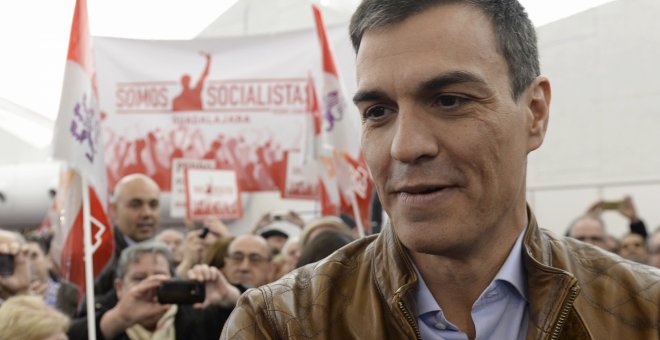 El exsecretario general del PSOE y candidato a las Primarias, Pedro Sánchez,saluda a los asistentes al acto celebrado en Valladolid.EFE/Nacho Gallego