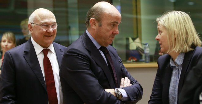 El ministro de Economía, Luis de Guindos, conversa con la ministra sueca de Finanzas, Magdalena Andersson, junto al ministro galo de Finanzas, Michel Sapin, antes del comienzo de la reunión del Ecofin, en Bruselas. EFE/Olivier Hoslet