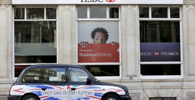 Un taxi pasa por delante de una oficina del banco HSBC en Londres. REUTERS/Suzanne Plunkett