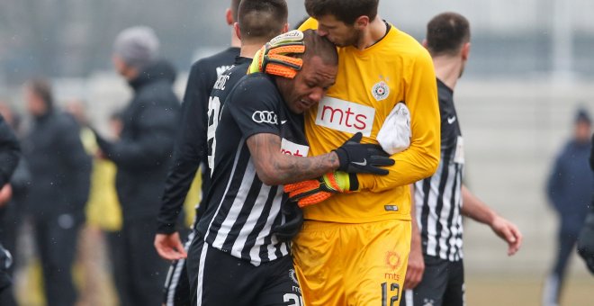 Everton Luiz sale llorando de un partido en Serbia por otro episodio racista.- REUTERS