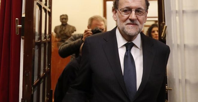 El presidente del Gobierno, Mariano Rajoy, a su entrada hoy al hemiciclo para asistir a la sesión de control al Gobierno en el pleno del Congreso de los Diputados. EFE/Javier Lizón