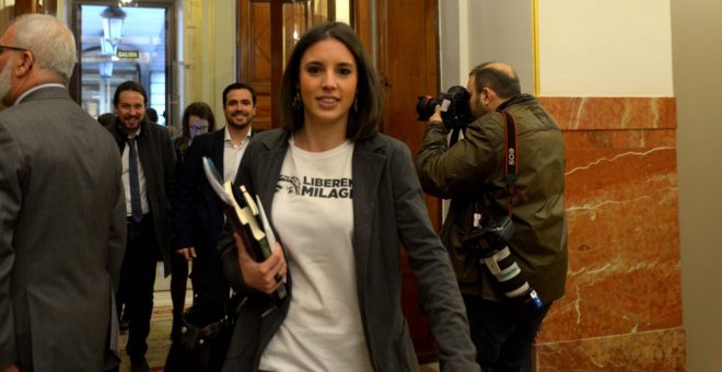 Irene Montero, a su entrada este miércoles en el Hemiciclo del Congreso de los Diputados, ataviada con una camiseta en favor de la liberación de Milagro Sala. DANI GAGO (Podemos)