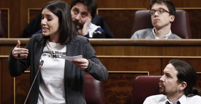 La portavoz parlamentaria, Irene Montero (abajo-i), junto al líder de Podemos, Pablo Iglesias (abajo-d), el secretario de Estrategia Política, Íñigo Errejón (arriba-d), y el diputado Rafa Mayoral (arriba-2d), durante su intervención hoy en la sesión de co