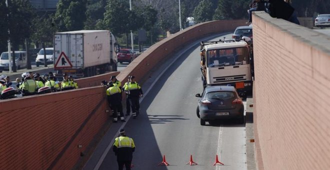 Los Mossos y la Guardia Urbana de Barcelona detuvieron a tiros al ladrón del camión de butano. - EFE