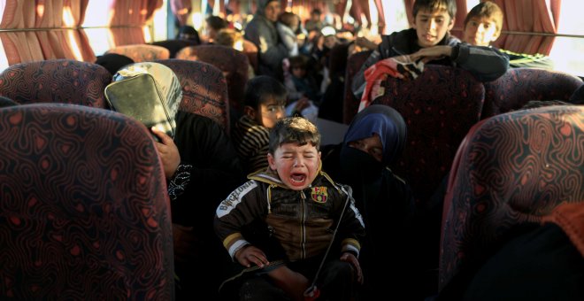 Un niño, que huye de una aldea controlada por los combatientes del Estado Islámico, llora dentro de un autobús antes de dirigirse al campamento de Hammam Ali, al sur de Mosul, Irak. REUTERS/Zohra Bensemra