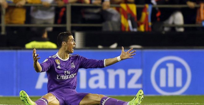 Cristiano Ronaldo se lamenta en el suelo. | EFE