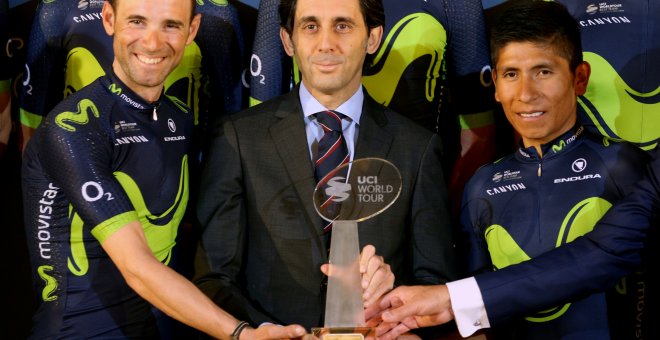 El presidente de Telefónica, Álvarez Pallete, junto al equipo ciclista de Madrid. REUTERS