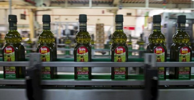 Botellas de aceite de oliva Carbonell, propiedad de Deoleo.