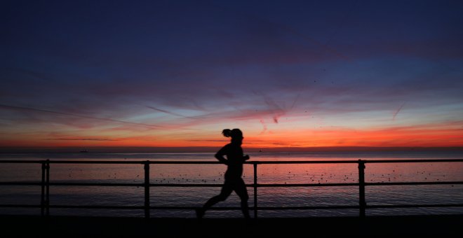 Una joven haciendo running.