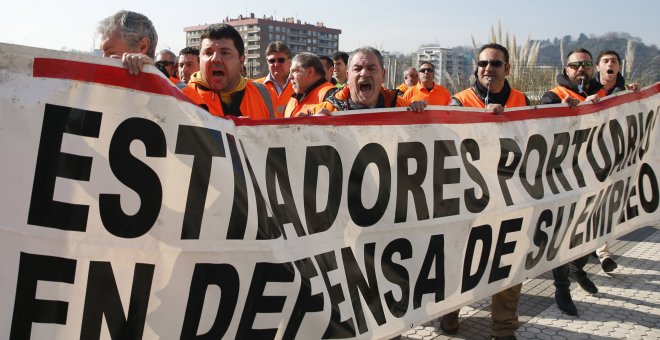 Estibadores del Puerto de Pasaia protestan aprovechando la visita del ministro de Fomento, Iñigo de la Serna, al País Vasco. EFE/Juan Herrero.