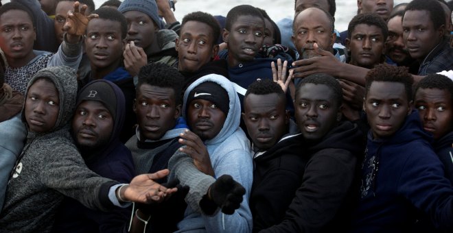 Migrantes subsaharianos arriesgando su vida tratan de cruzar el Mediterráneo. REUTERS/Giorgos Moutafis