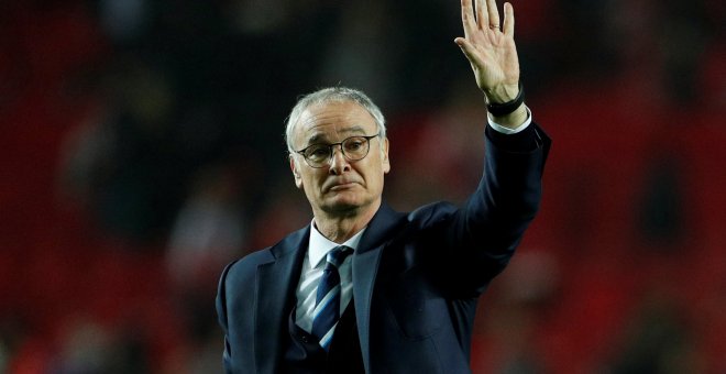 Claudio Ranieri saluda tras el partido ante el Sevilla de Champions en el Sánchez Pizjuán. /REUTERS