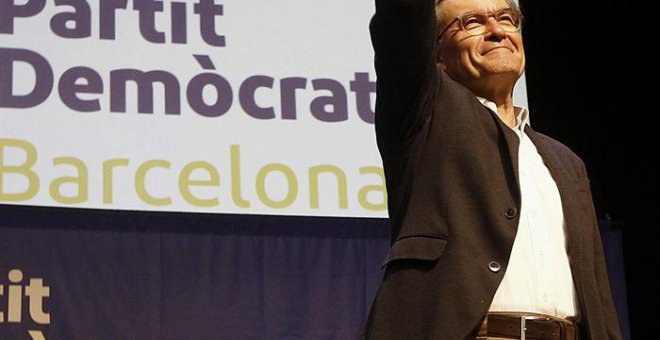 El expresidente catalán Artur Mas saluda al público a su llegada al acto de presentación del PDeCAT, celebrado este sábado en Barcelona.- EFE/Marta Pérez