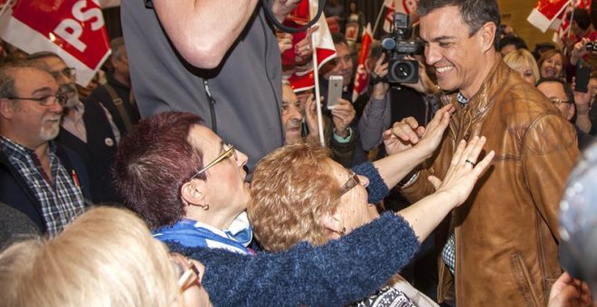 El exsecretario general del PSOE Pedro Sánchez a su llegada al acto público celebrado en Aldeanuedeva de Ebro (La Rioja), al que han asistido más de seiscientos militantes y simpatizantes. EFE/Fernando Díaz
