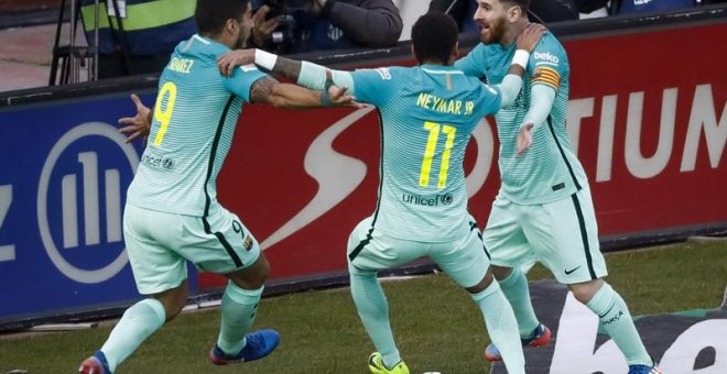 Los jugadores del Baça celebran el gol de la victoria, anotado por Leo Messi.- EFE