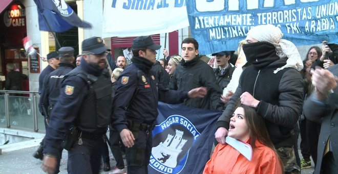 Miembros del neonazi Hogar Social Madrid han intentado reventar la concentración a favor de los refugiados .- EUROPA PRESS