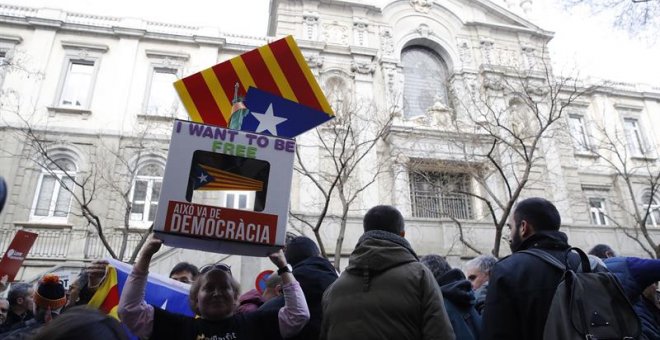 Manifestantes ante el Tribunal Supremo en apoyo a Frances Homs / EFE