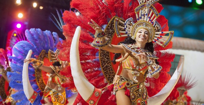 Integrantes de la comparsa 'Los Valleiros' se presentan durante la competición del Carnaval 2017 en Santa Cruz de Tenerife, Islas Canarias. EFE