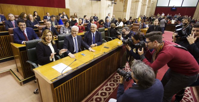 La presidenta de la Junta de Andalucía, Susana Díaz, posa para los fotógrafos en el Parlamento, que ha celebrado un pleno institucional con motivo del Día de la comunidad autónoma. EFE/Pepo Herrera