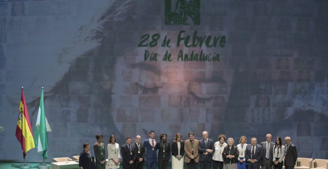 La presidenta andaluza, Susana Díaz, posa en el Teatro de la Maestranza de Sevilla con los galardonados en el acto de entrega de las Medallas de Andalucía con motivo de la conmemoración del día de la comunidad autónoma. EFE/Julio Muñoz