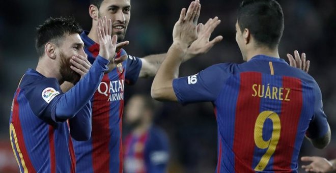 Los jugadores del Barcelona celebran uno de los goles anotados ante el Sporting. - EFE