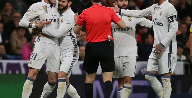 Nacho sujeta a Bale tras ser expulsado. - REUTERS