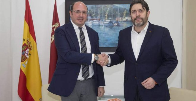 A la izquierda, el presidente de la Región de Murcia, Pedro Antonio Sánchez, junto al lider regional de Ciudadanos, Miguel Sánchez, durante la reunión que mantuvieron en Cartagena. | MARCIAL GUILLÉN (EFE)