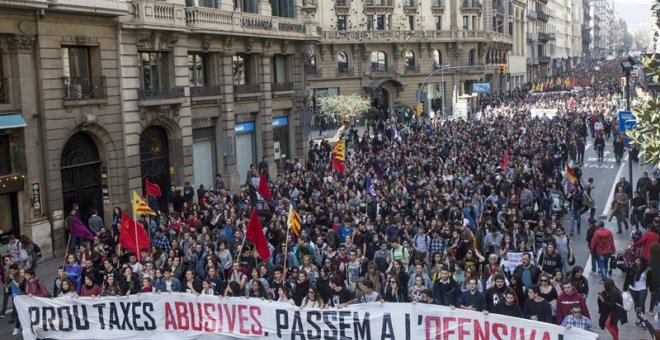 Más de 4.000 estudiantes de las universidades catalanas, según datos de la Guardia Urbana, se han manifestado por el centro de Barcelona para exigir la reducción en un 30 % de las tasas universitarias, que son las más caras de España, y equiparar los prec