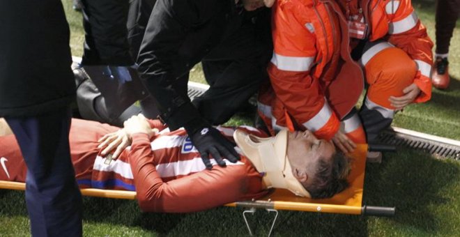 El delantero del Atlético de Madrid, Fernando Torres, tuvo que ser retirado en camilla. - EFE