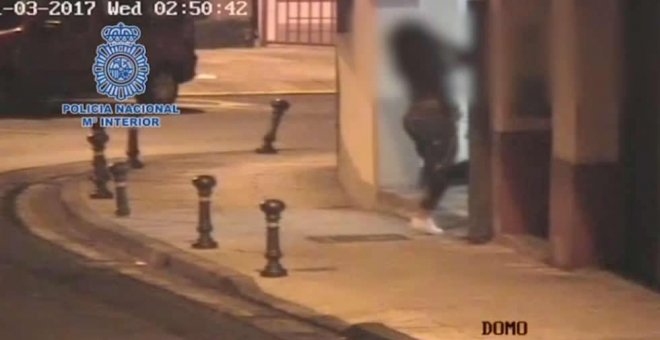 Captura del vídeo en el que un hombre agrede a su expareja cerca de la comisaría de Lugo.