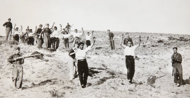 Milicianos republicanos hechos prisioneros de los sublevados durante la Batalla de Guadarrama (1936).