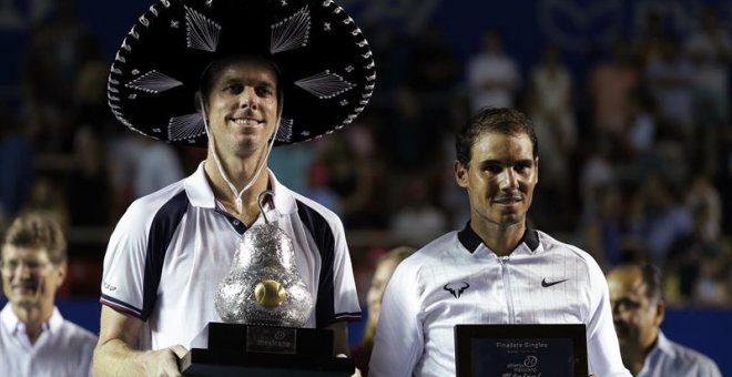 El estadounidense Querrey y el español Rafa Nadal posando con el primer y segundo premio. EFE/ José Méndez