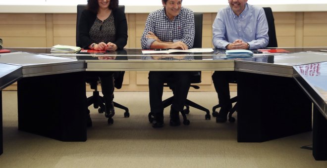 El presidente de la Comisión Gestora del PSOE, Javier Fernández (c), acompañado por el portavoz, Mario Jiménez Díaz (d), y la adjunta a Organización, Ascensión Godoy Tena. EFE/Javier Lizón