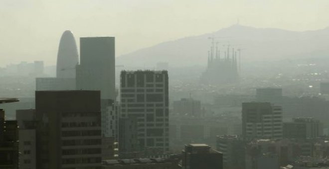 Vista del aire contaminado en Barcelona. EFE/Archivo