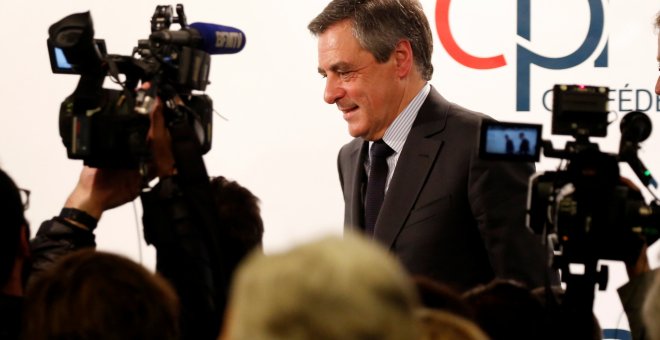 Francois Fillon,miembro del partido político republicano y candidato presidencial de 2017 a la derecha centro-derecha de Francia, después de pronunciar un discurso ante los líderes de pequeñas empresas en Puteaux, Francia, 6 de marzo de 2017. REUTERS / Ch