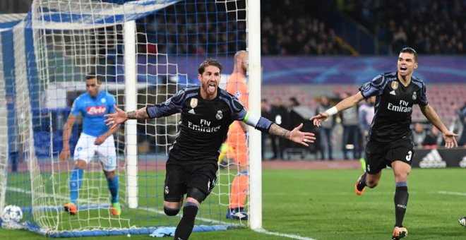 Sergio Ramos (i) de Real Madrid celebra al anotar contra Nápoles hoy, martes 7 de marzo de 2017, en un juego de los octavos de final de la Liga de Campeones en el estadio San Paolo en Nápoles (Italia). EFE/CIRO FUSCO