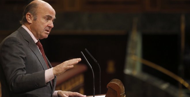 El ministro de Economía, Luis de Guindos, durante su intervención en el pleno del Congreso de los Diputados, posterior a la sesión de Control al Gobierno en la Cámara. EFE/Javier Lizón