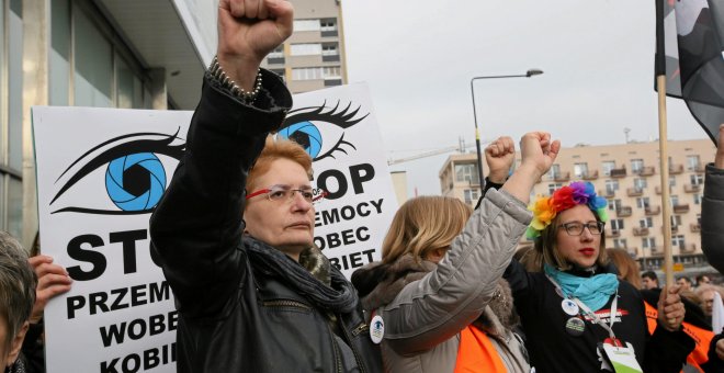 Varias mujeres secundan la marcha por el Día Internacional de la Mujer en Varsovia, Polonia. REUTERS/Agencia Gazeta/Kuba