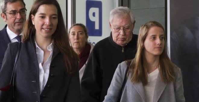 El exdirector administrativo del Palau de la Música, Jordi Montull (2d), y su hija Gemma Montull (c), acompañados de sus abogados, a su llegada a la Ciudad de la Justicia de Barcelona. EFE/Marta Pérez