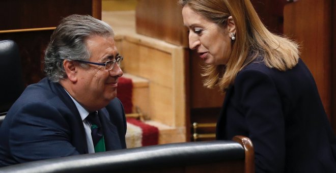 El ministro del Interior, Juan Ignacio Zoido, conversa con la presidenta del Congreso, Ana Pastor, durante el pleno en la Cámara Baja. EFE/Zipi