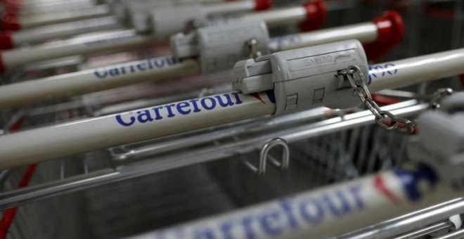 Carros de la compra en un supermercado de Carrefour. REUTERS