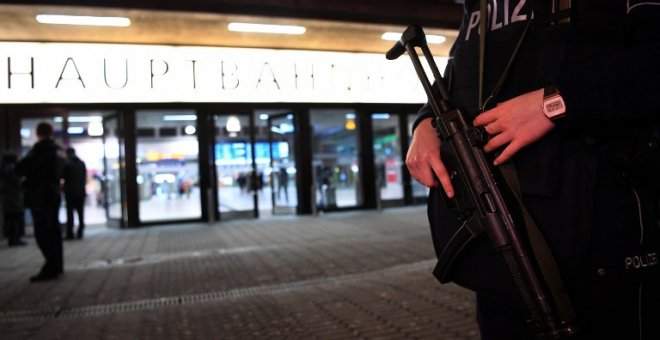 Un policía alemán custodia la entrada de la estación de tren de Düsseldorf. - AFP
